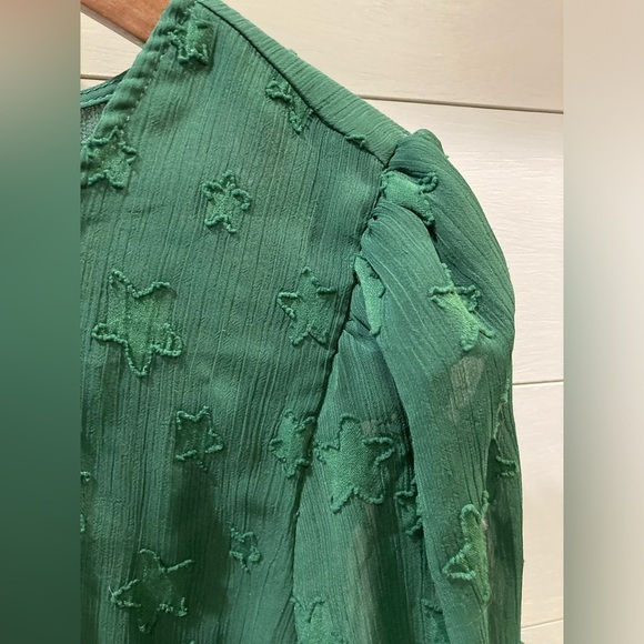Torrid Women’s Green Chiffon Star Blouse- size 2 - Picture 3 of 8